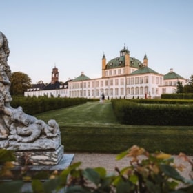 Besuchen Sie das Schloss der Königin während der Sommerferien - Geführte Tour durch Schloss Fredensborg und den Schlossgarten.