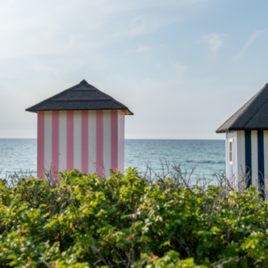 Rågeleje Strand - Stribede badehuse og strandpromenade