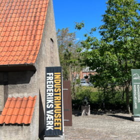 Arsenalet in Frederiksværk - Die Industriegeschichte der Stadt und der Zugang zum Nationalpark Nordseeland der Könige