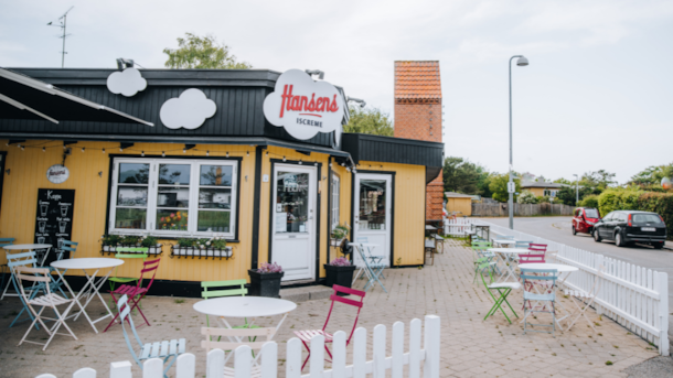 Det Gule Ishus in Liseleje | Hansen Ice Cream, homemade waffles, and delicious milkshakes