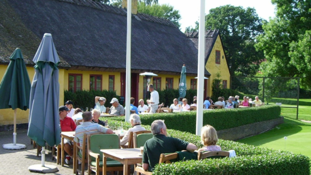Restaurant Bødkergården im Asserbo Golf Club - Speisen mit Blick auf den Golfplatz