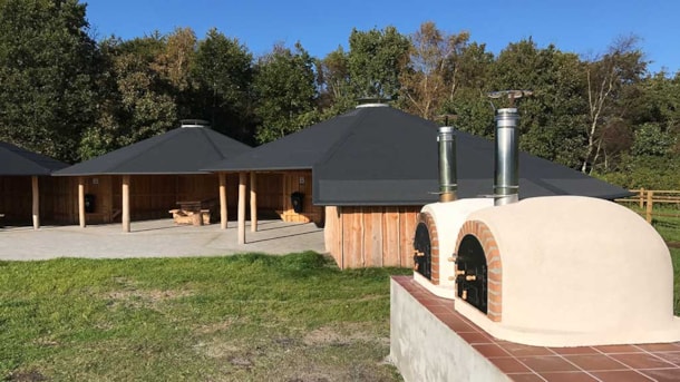 Gelände im Freien neben der Schule von Hals
