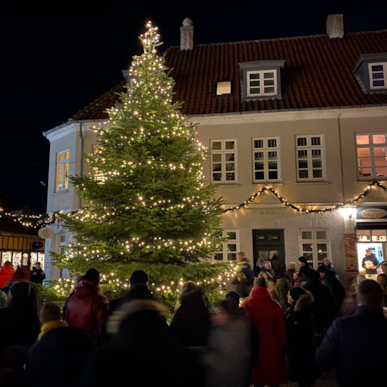 Juletræ og julelys bliver tændt i Kerteminde centrum