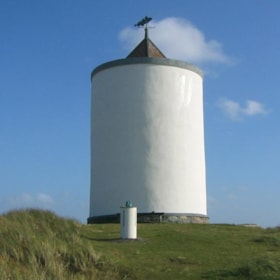 Der Wasserturm und Sonnenwendesäule in Løkken