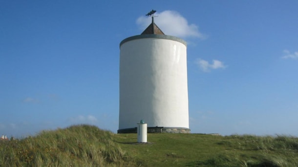 Der Wasserturm und Sonnenwendesäule in Løkken