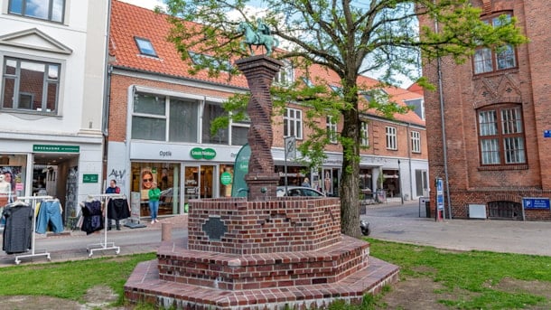 Bronze statue of Naestveds founder Peder Bodilsen