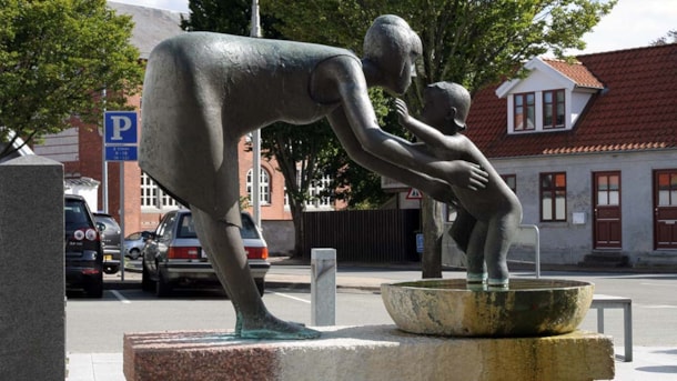 Mutter wäscht das Kind - Skulptur in Bogense