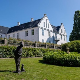 Dallund Castle by Søndersø