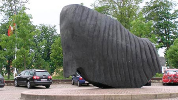 Bronze sculpture The Tooth of Time in Ribe