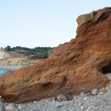 Den røde sten (Red cliff)