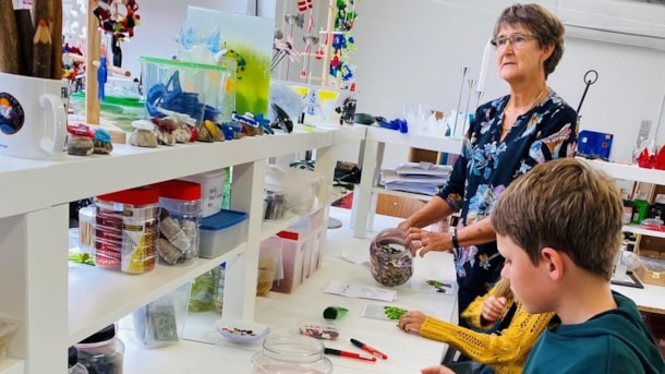 Workshop in glass art for children with adults