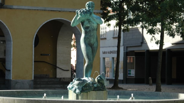 Als - Statue des Mädchens im Brunnen