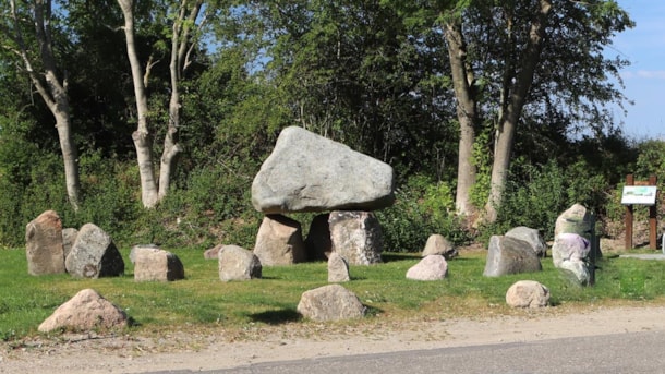 Steindolmen-Skulptur bei Kettingskov