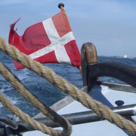 Smakkesejlads for fuld fart med sejl på Strynø