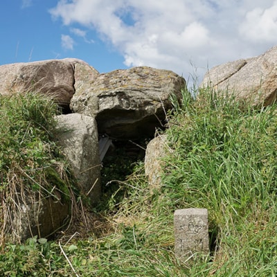 Passage grave chamber in Kinderballe