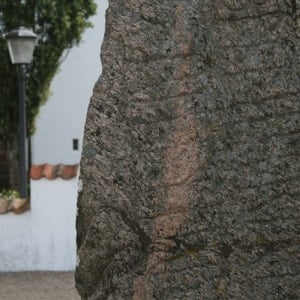 Runestenen ved Bække Kirke