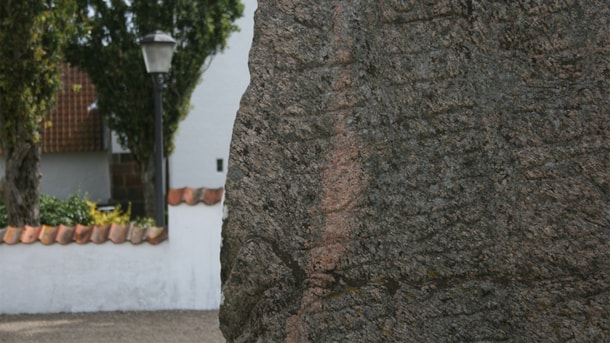 Der Runenstein an der Bække Kirche