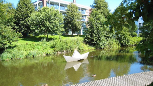 Papirbåden - skulptur i Odense Å