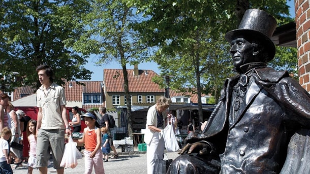 Hans Christian Andersen on a bench