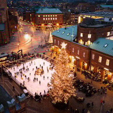 Skøjtebane på Flakhaven - byens hyggelige vintermødested