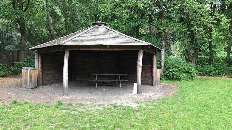 Give Lystanlæg – campfire shelter