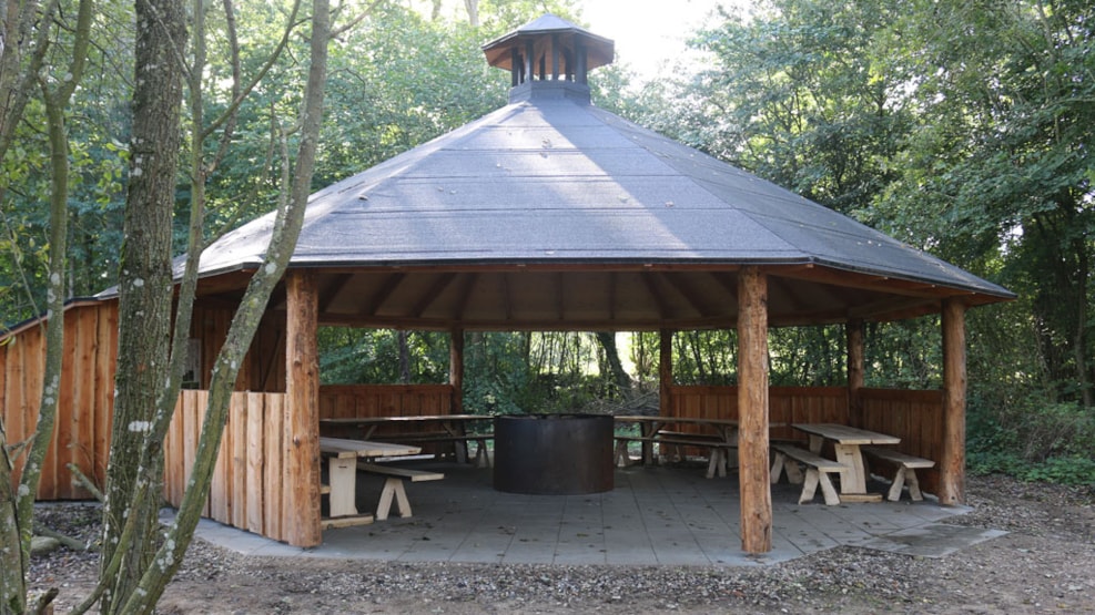 Brandbjerg Højskole – campfire shelter