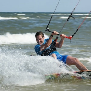Auf Wasserski und Kite Surfing