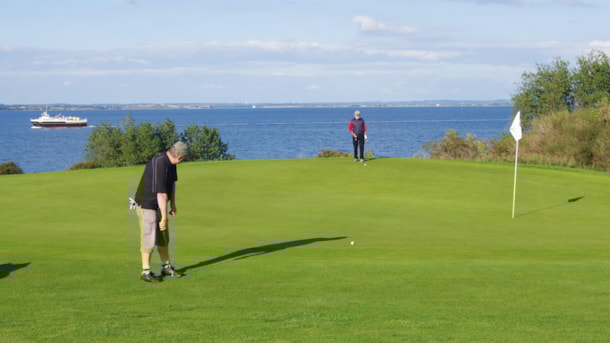 Golf med udsigt til hav og åbne landskaber på Ærø