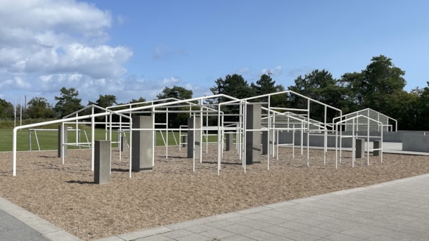 Parkour area, skate park, and sports courts behind Hollænderhallen.