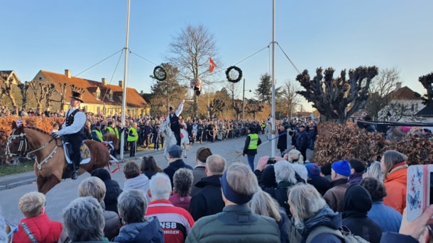 Fastelavn - Tøndeslagning til hest i Store Magleby